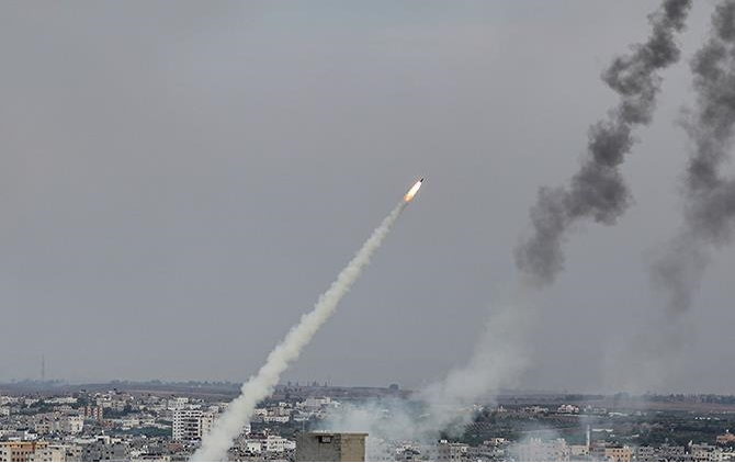 القسام تقصف تل أبيب ردا على المجازر الإسرائيلية في غزة